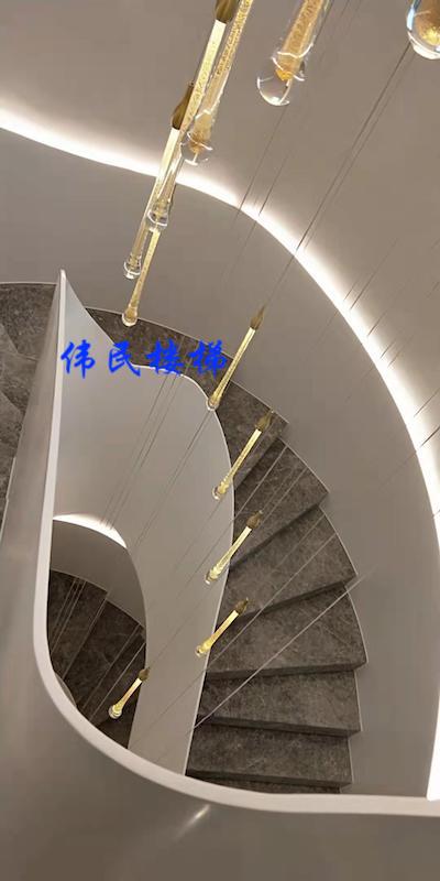 旋轉(zhuǎn)鋼架樓梯點(diǎn)綴桃花源